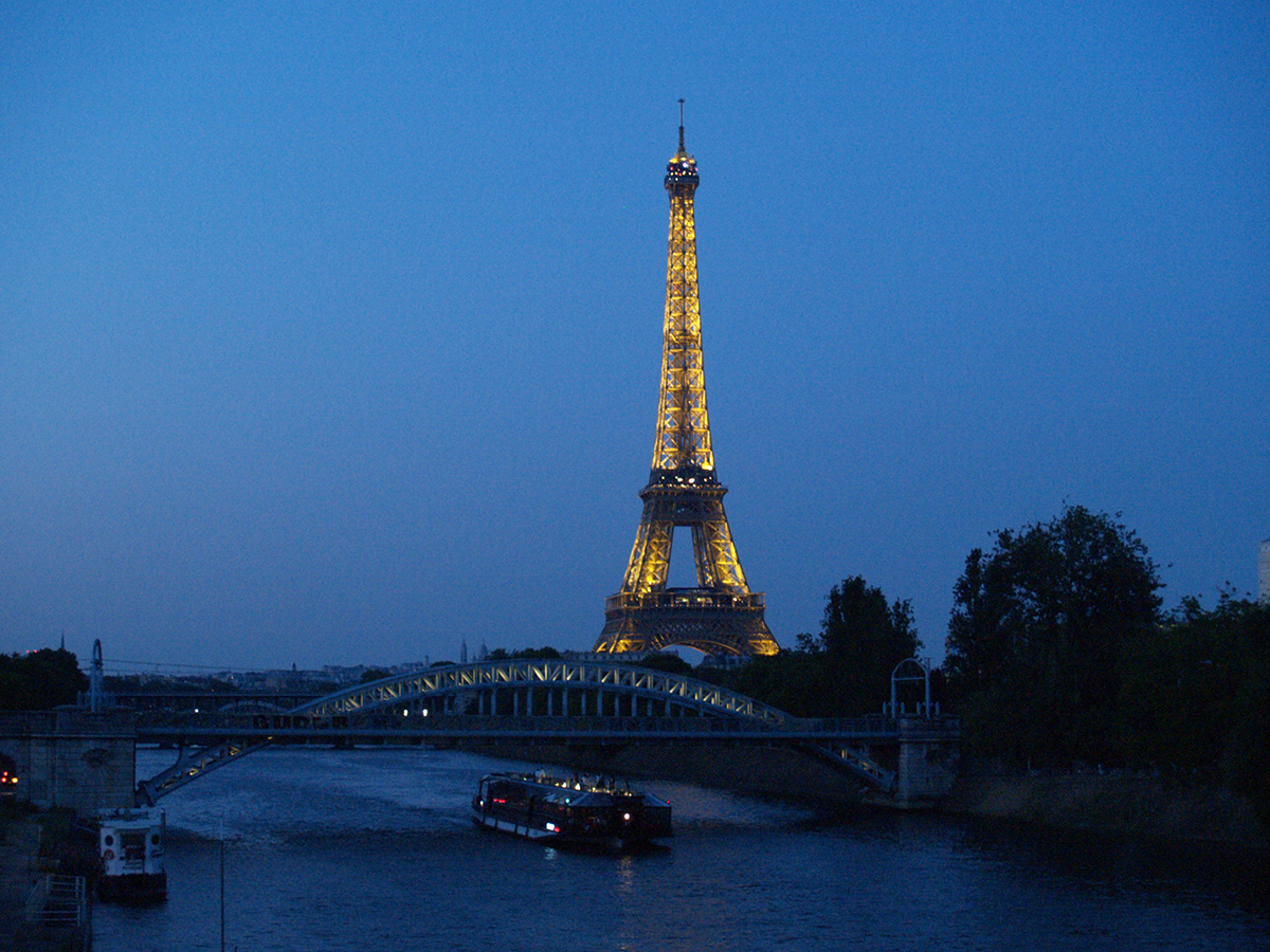パリ観光地：グルネル橋