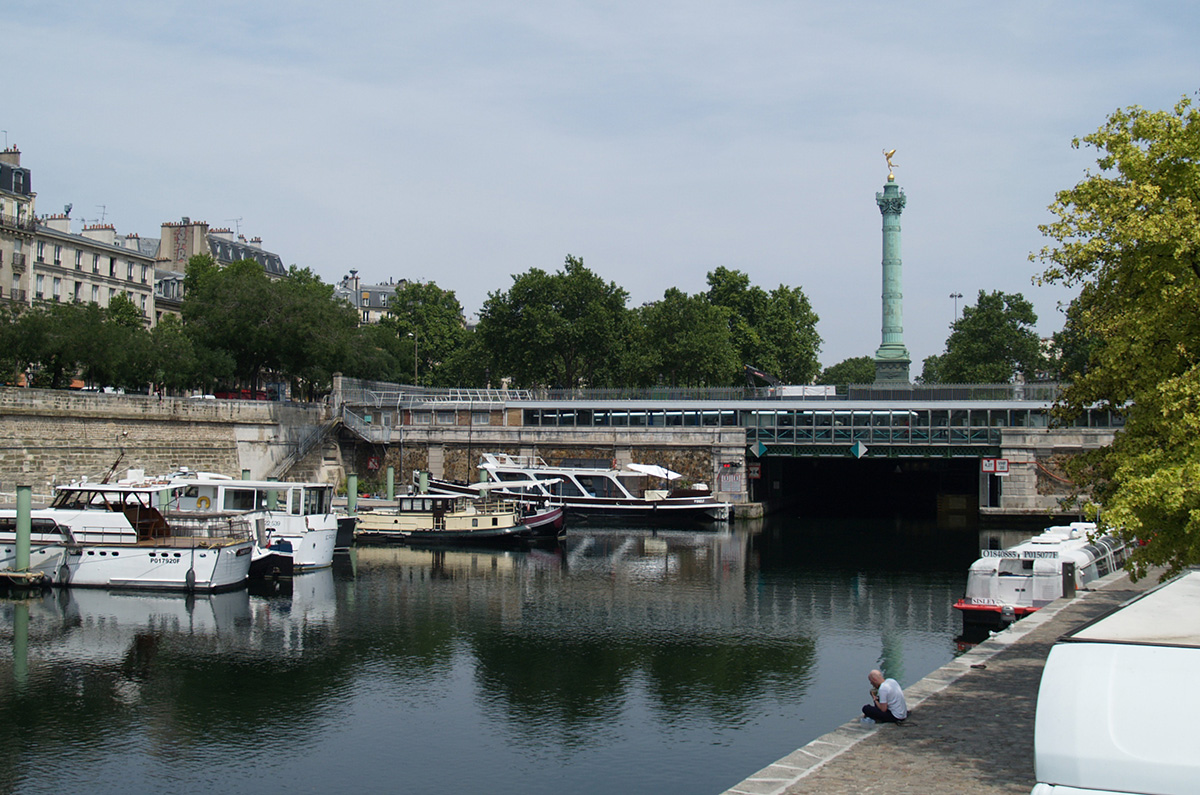 パリの観光地：アルスナル港