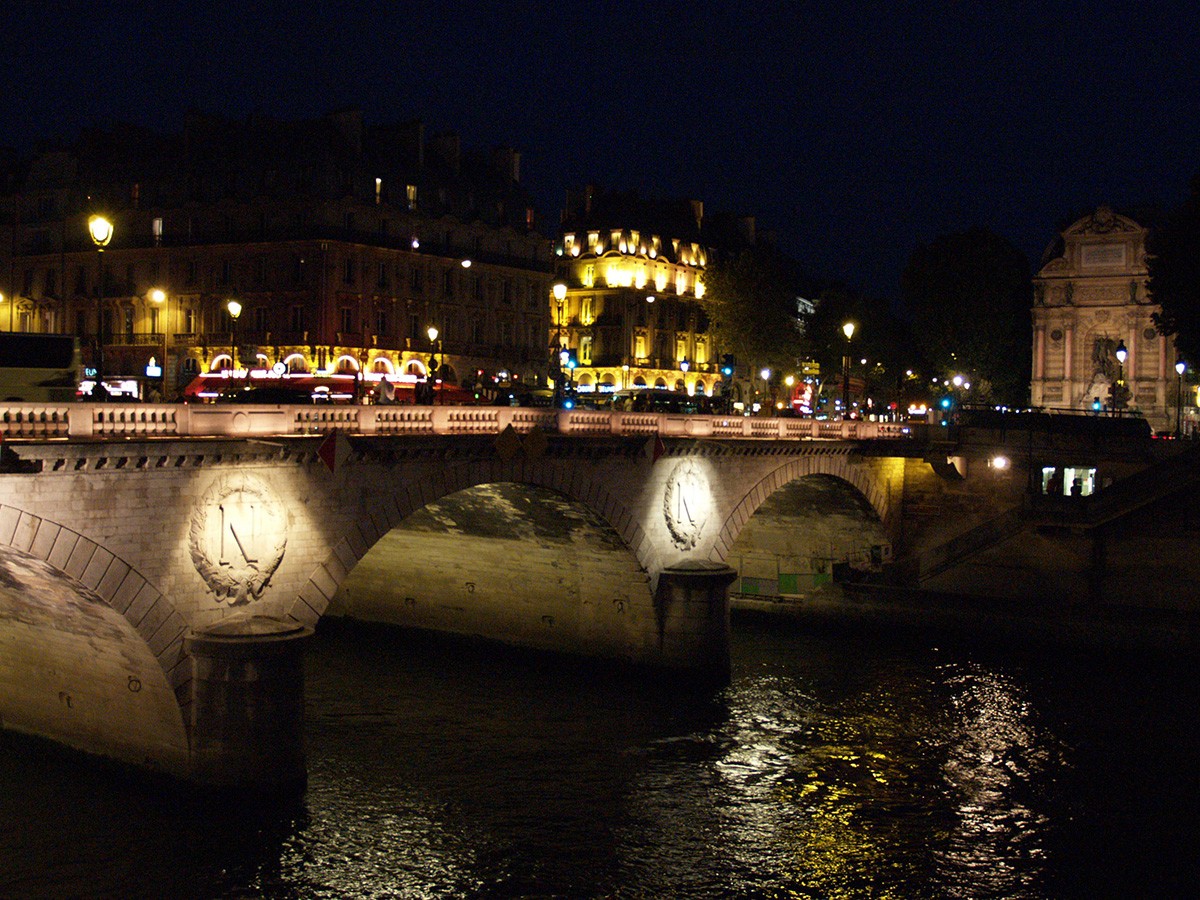 パリ観光地：サン・ミシェル橋