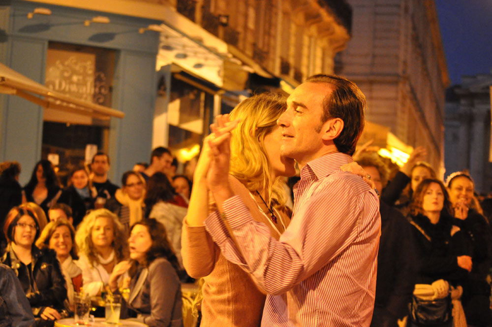 パリの魅力：多様な愛が生まれるロマンスの街